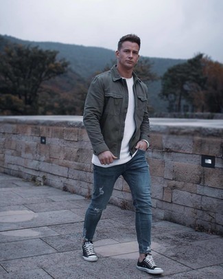 Как носить белый свитер с круглым вырезом с синими джинсами мужчине