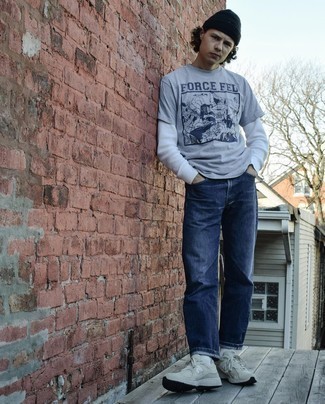 Как носить белый свитер с круглым вырезом с синими джинсами мужчине