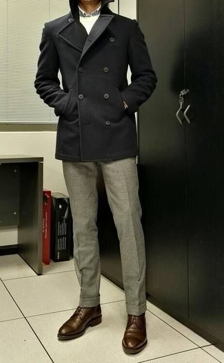 Как носить белый свитер с круглым вырезом с темно-серым длинным пальто