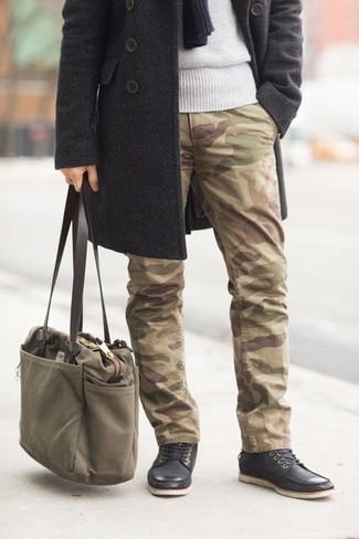 Как носить белый свитер с круглым вырезом с темно-серым длинным пальто