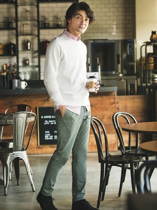 Какие ботинки дезерты носить с белым свитером с круглым вырезом