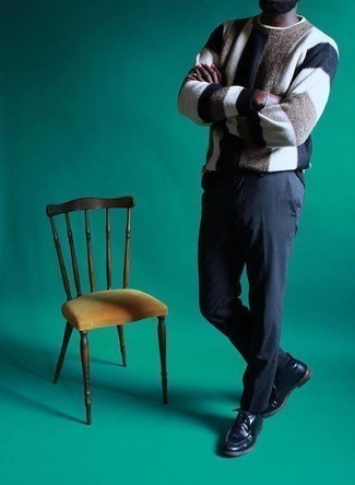 Какие ботинки дезерты носить с белым свитером с круглым вырезом