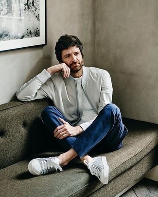 Как носить белый свитер с круглым вырезом с серым бомбером мужчине