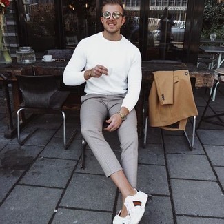 Как носить белый свитер с круглым вырезом с серыми брюками чинос в клетку