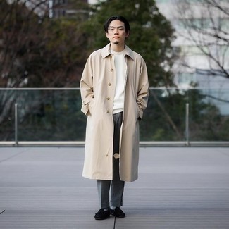 Как носить белый свитер с круглым вырезом с серыми брюками чинос