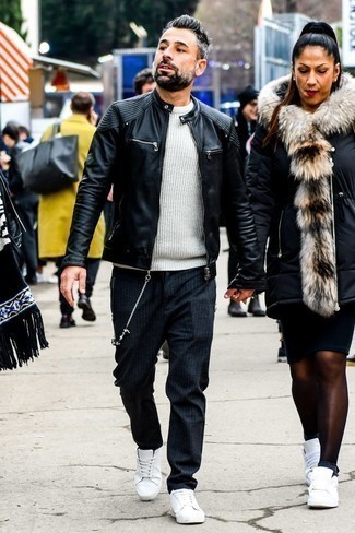 Как носить белый свитер с круглым вырезом с серыми брюками чинос