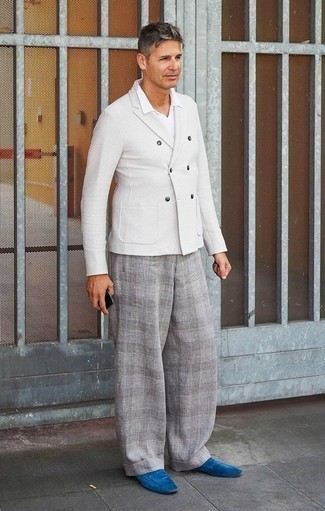 Как носить белый свитер с круглым вырезом с серыми брюками чинос