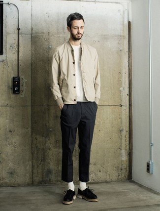 Как носить белый свитер с круглым вырезом с серыми брюками чинос