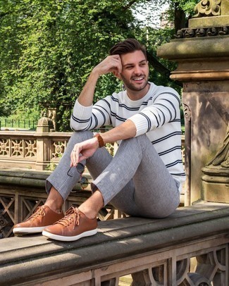 Как носить белый свитер с круглым вырезом с серыми брюками чинос