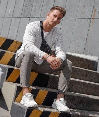 Как носить белый свитер с круглым вырезом с серыми брюками чинос