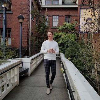 Как носить белый свитер с круглым вырезом с серыми брюками чинос