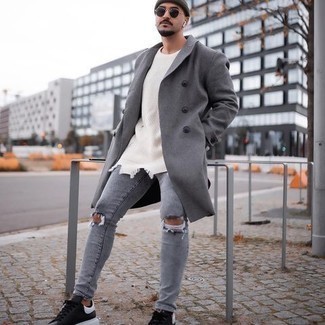 Как носить белый свитер с круглым вырезом с серым длинным пальто