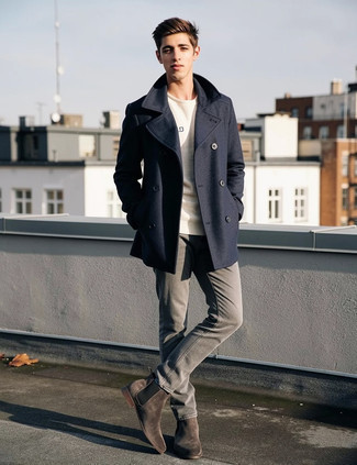 Какие джинсы носить с белым свитером с круглым вырезом мужчине