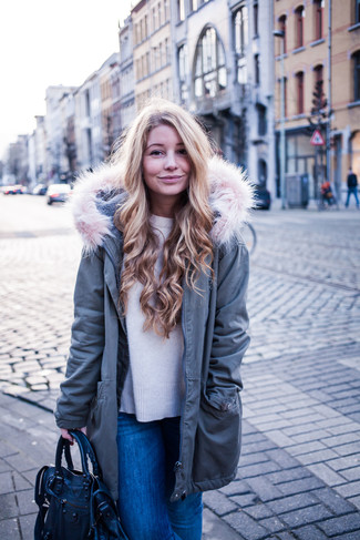 Какие джинсы носить с белым свитером с круглым вырезом женщине