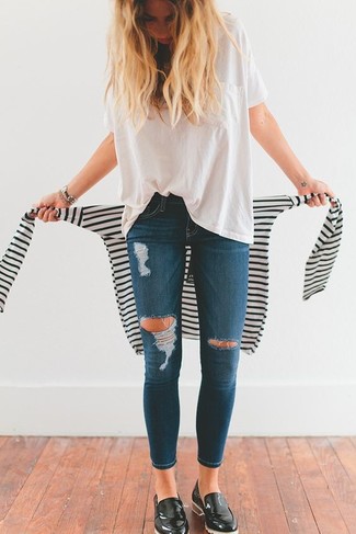 Какие джинсы носить с белым свитером с круглым вырезом женщине