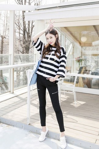 Какие джинсы носить с белым свитером с круглым вырезом женщине