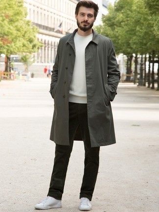 Какие джинсы носить с белым свитером с круглым вырезом мужчине