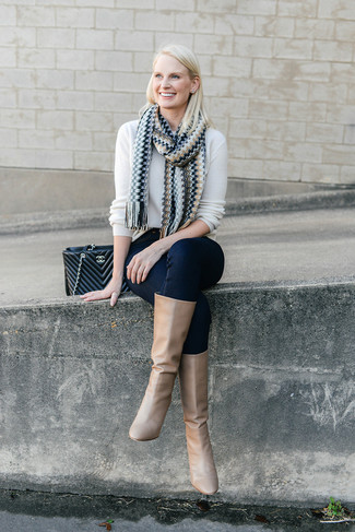 Какие джинсы носить с белым свитером с круглым вырезом женщине