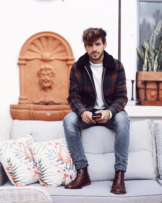 Какие джинсы носить с белым свитером с круглым вырезом мужчине