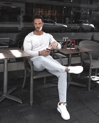 Какие джинсы носить с белым свитером с круглым вырезом мужчине