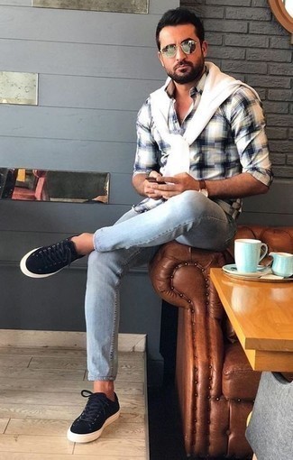 Какие джинсы носить с белым свитером с круглым вырезом мужчине