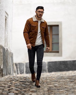 Какие джинсы носить с белым свитером с круглым вырезом мужчине