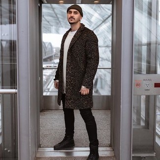 Какие джинсы носить с белым свитером с круглым вырезом мужчине