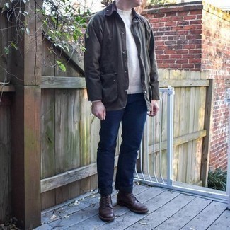 Какие джинсы носить с белым свитером с круглым вырезом мужчине