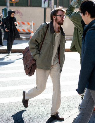 Какие джинсы носить с белым свитером с круглым вырезом мужчине