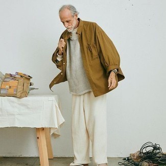 С чем носить белый свитер с круглым вырезом мужчине