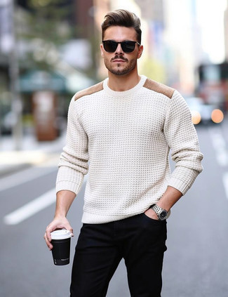 С чем носить белый свитер с круглым вырезом мужчине