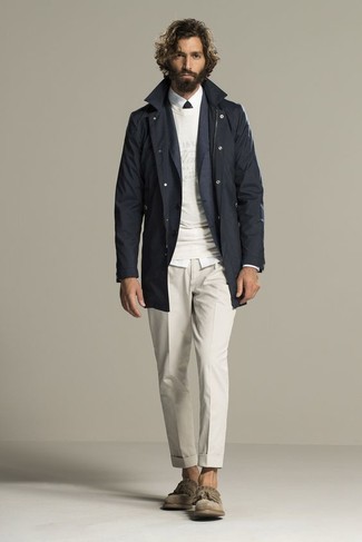 С чем носить белый свитер с круглым вырезом мужчине