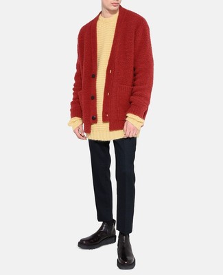 С чем носить белый свитер с круглым вырезом мужчине