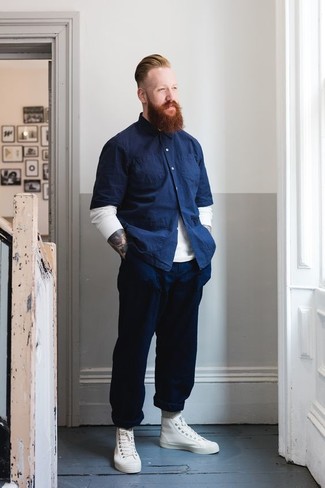 С чем носить белый свитер с круглым вырезом мужчине