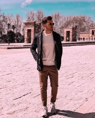 С чем носить белый свитер с круглым вырезом мужчине