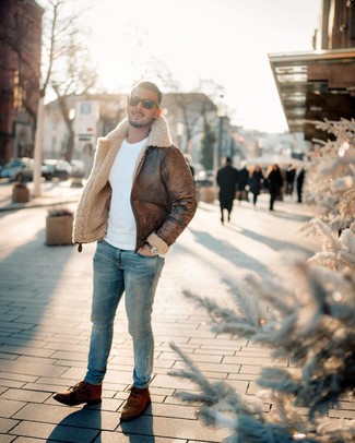 С чем носить белый свитер с круглым вырезом мужчине