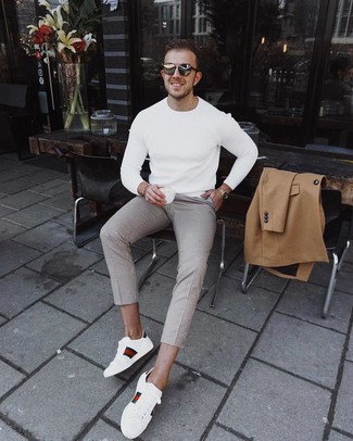 С чем носить белый свитер с круглым вырезом мужчине