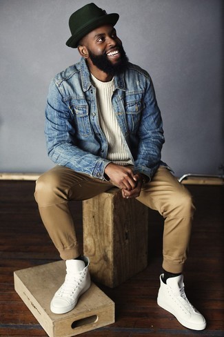 С чем носить белый свитер с круглым вырезом мужчине