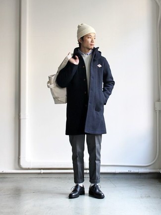 С чем носить белый свитер с круглым вырезом мужчине