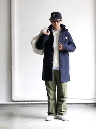 С чем носить белый свитер с круглым вырезом мужчине