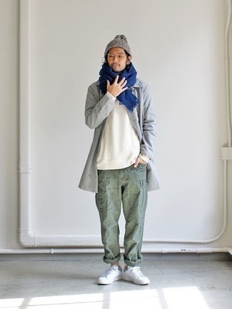 С чем носить белый свитер с круглым вырезом мужчине