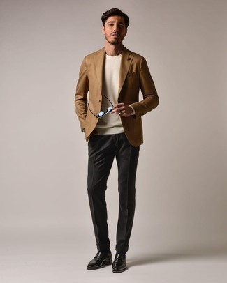 С чем носить белый свитер с круглым вырезом мужчине