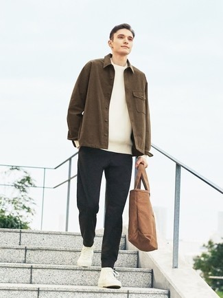 С чем носить белый свитер с круглым вырезом мужчине