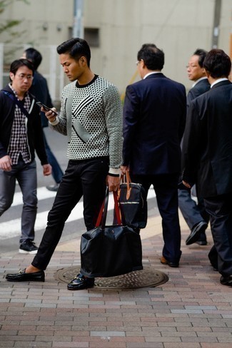 С чем носить белый свитер с круглым вырезом мужчине