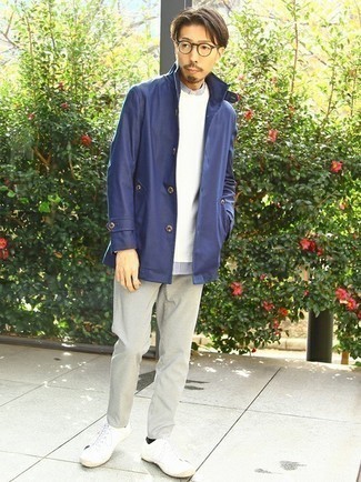 С чем носить белый свитер с круглым вырезом мужчине