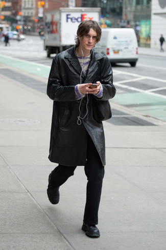 С чем носить белый свитер с круглым вырезом мужчине