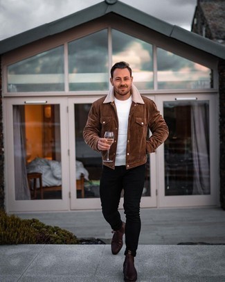 С чем носить белый свитер с круглым вырезом мужчине