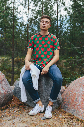 С чем носить белый свитер с круглым вырезом мужчине