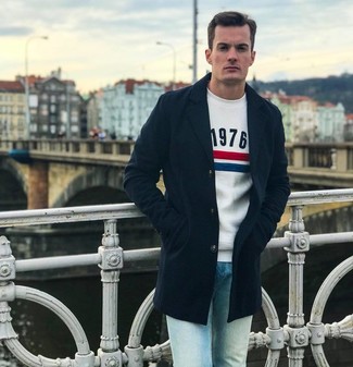 Как носить белый свитер с круглым вырезом с голубыми джинсами мужчине