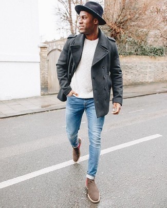 Как носить белый свитер с круглым вырезом с голубыми джинсами мужчине